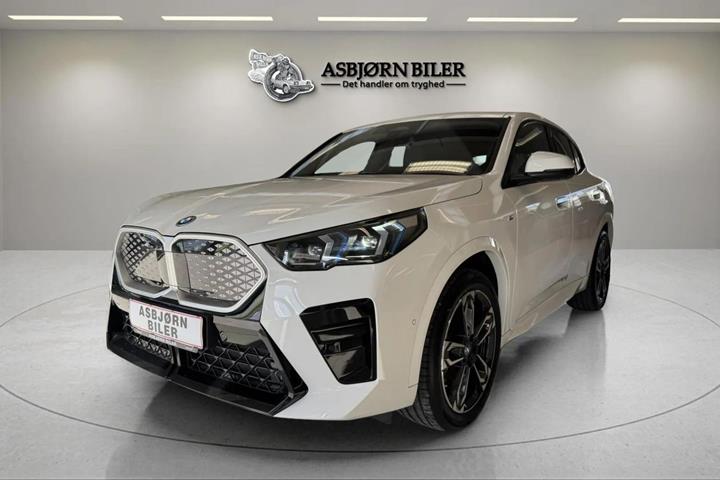 Hvid BMW iX2 fra 2025 set udefra