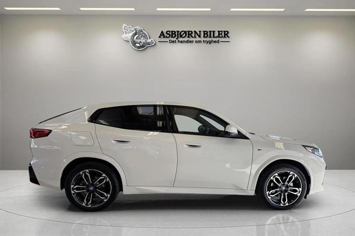 Hvid BMW iX2 fra 2025