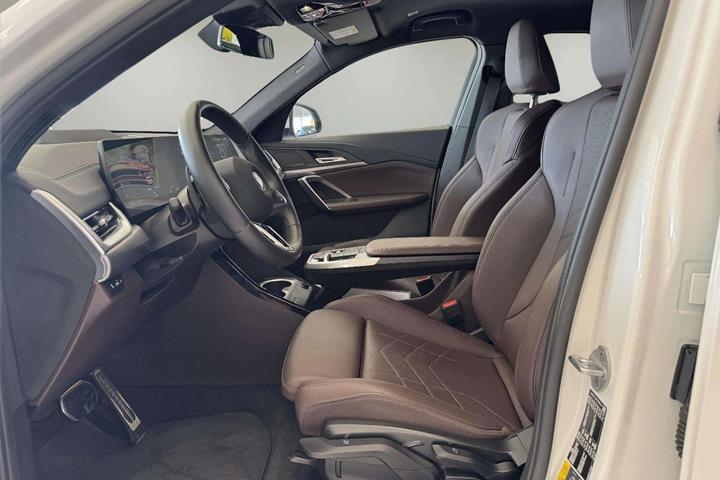 Hvid BMW iX2 fra 2025