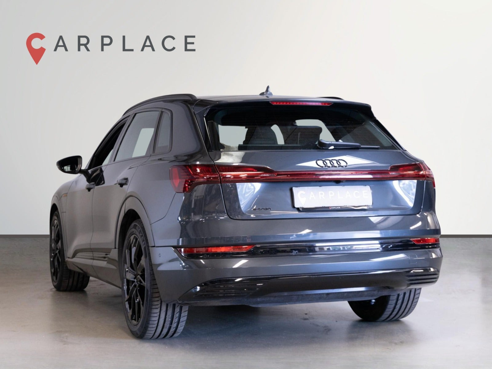 Grå Audi e-tron fra 2023
