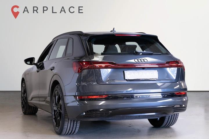 Grå Audi e-tron fra 2023