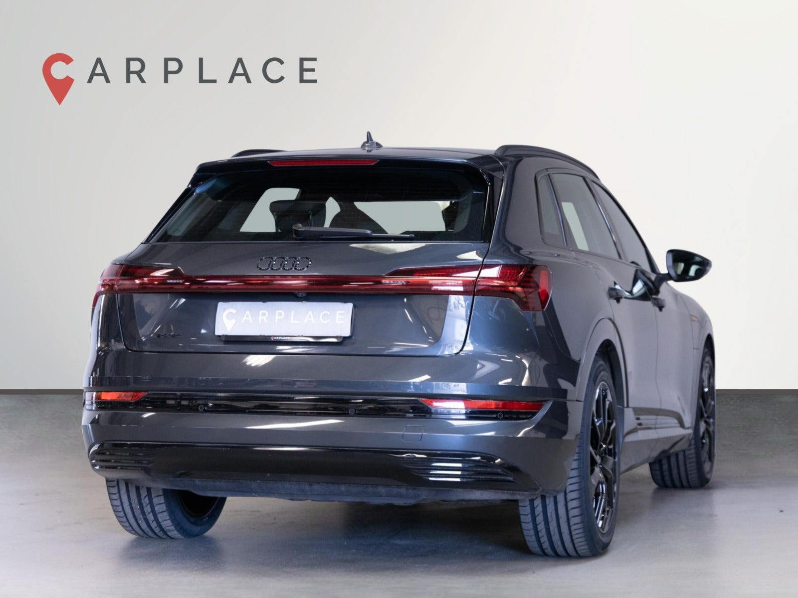 Grå Audi e-tron fra 2023
