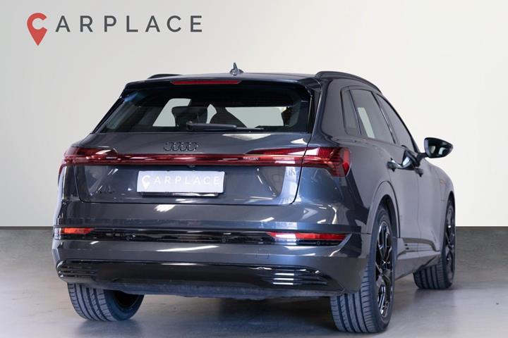 Grå Audi e-tron fra 2023