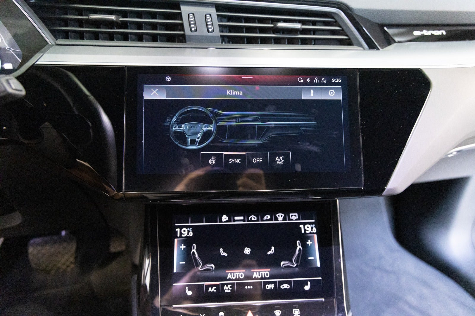 Grå Audi e-tron fra 2023