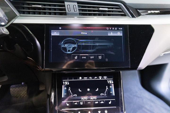 Grå Audi e-tron fra 2023
