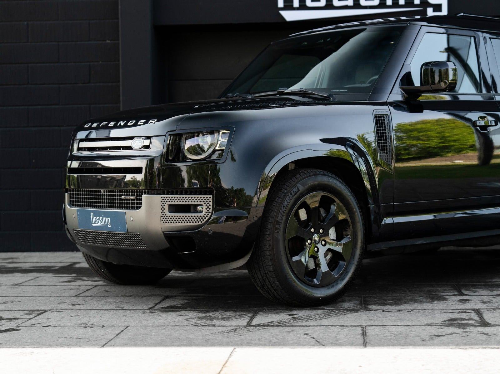 Sort Land Rover Defender 110 fra 2022