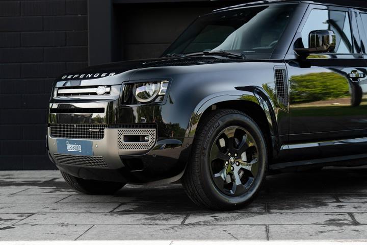 Sort Land Rover Defender 110 fra 2022