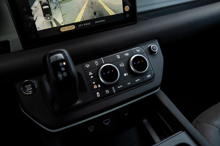Sort Land Rover Defender 110 fra 2022