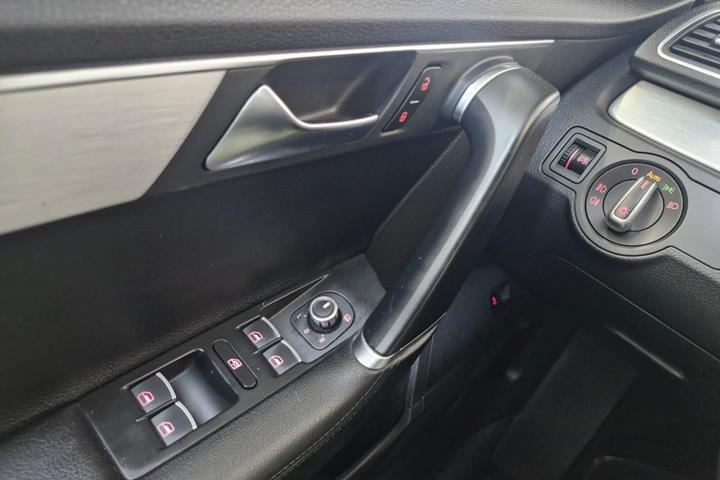 Sort VW Passat fra 2013