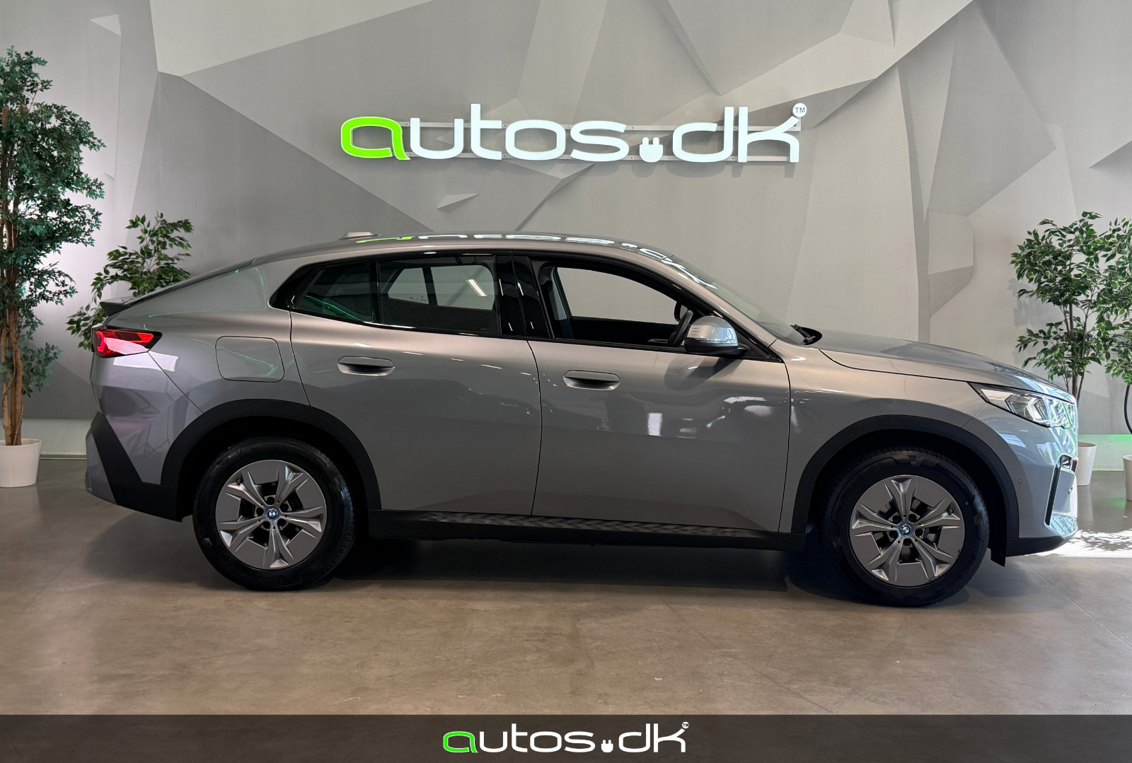 Grå BMW iX2 fra 2025
