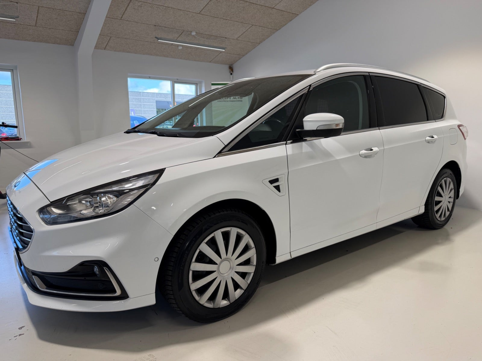 Hvid Ford S-MAX fra 2021