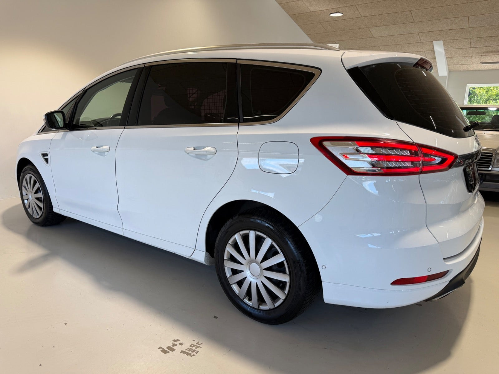 Hvid Ford S-MAX fra 2021