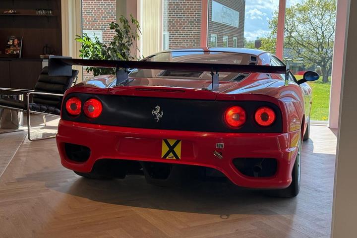 Rød Ferrari 360 fra 2004
