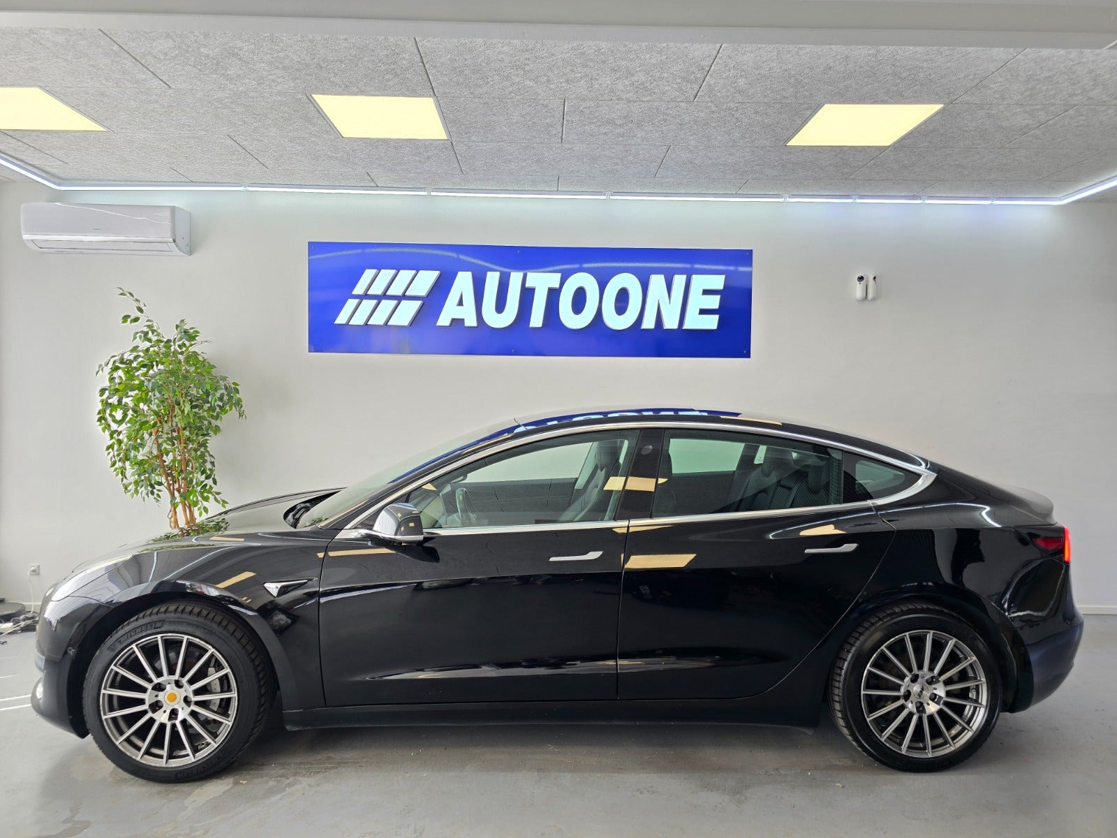 Sort Tesla Model 3 fra 2019