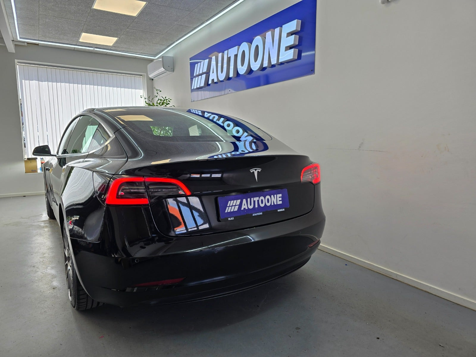 Sort Tesla Model 3 fra 2019
