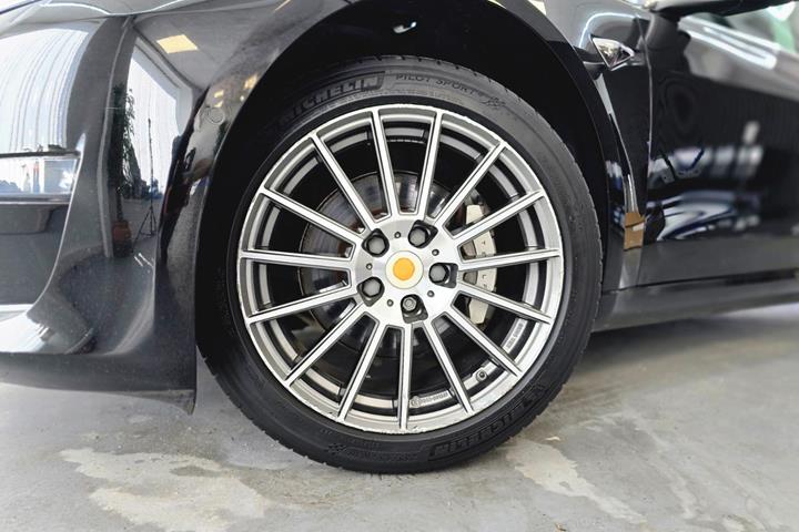 Sort Tesla Model 3 fra 2019
