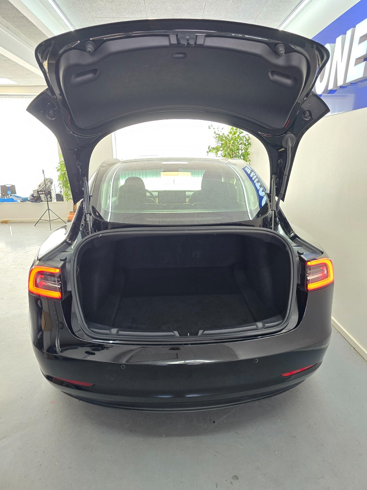 Sort Tesla Model 3 fra 2019