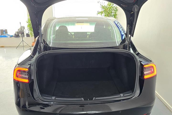Sort Tesla Model 3 fra 2019