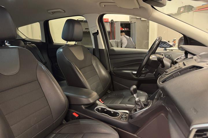 Sølv Ford Kuga fra 2015