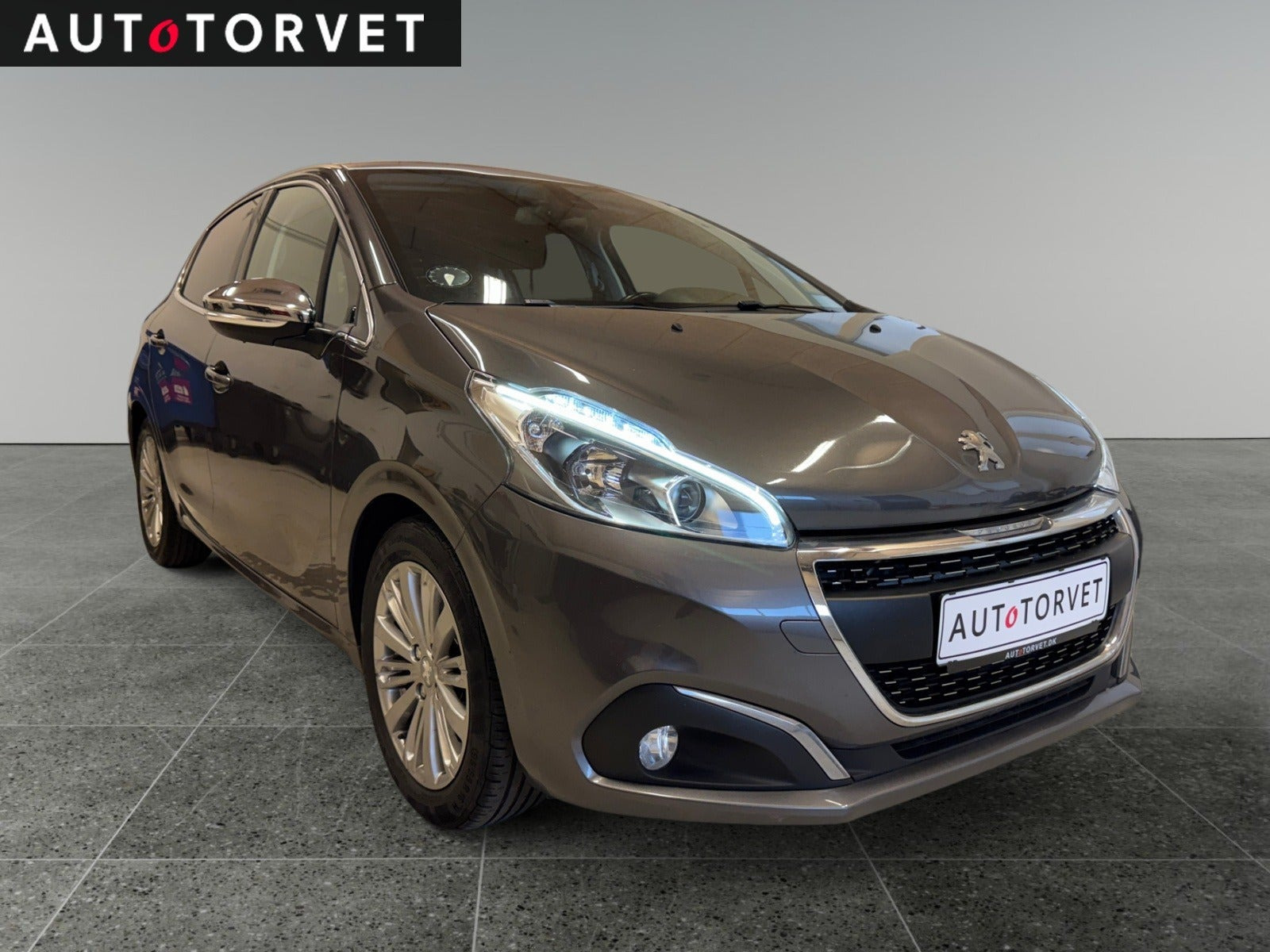 Grå Peugeot 208 fra 2019
