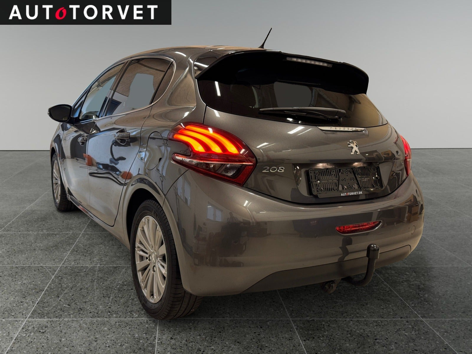 Grå Peugeot 208 fra 2019