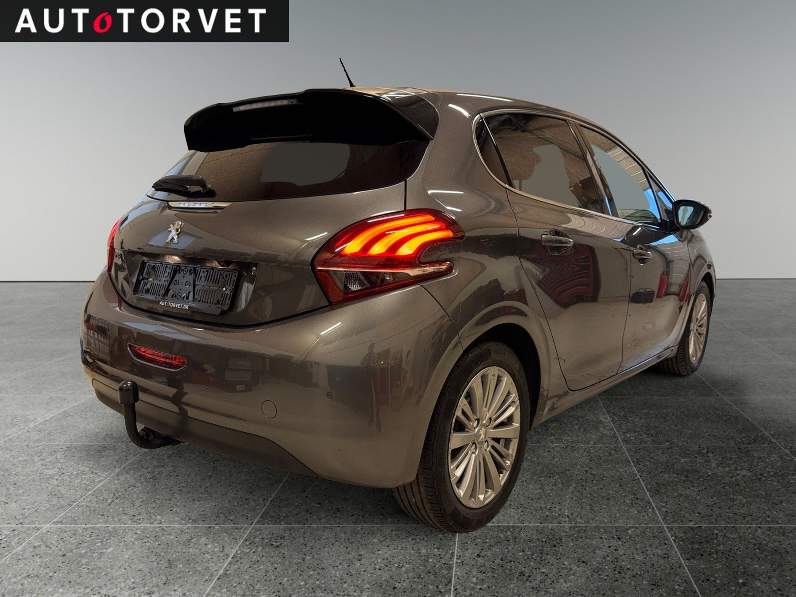 Grå Peugeot 208 fra 2019