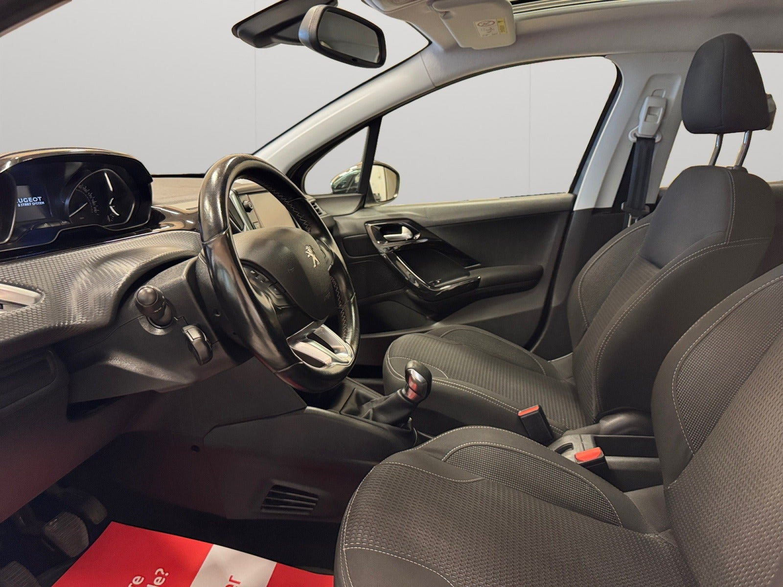 Grå Peugeot 208 fra 2019
