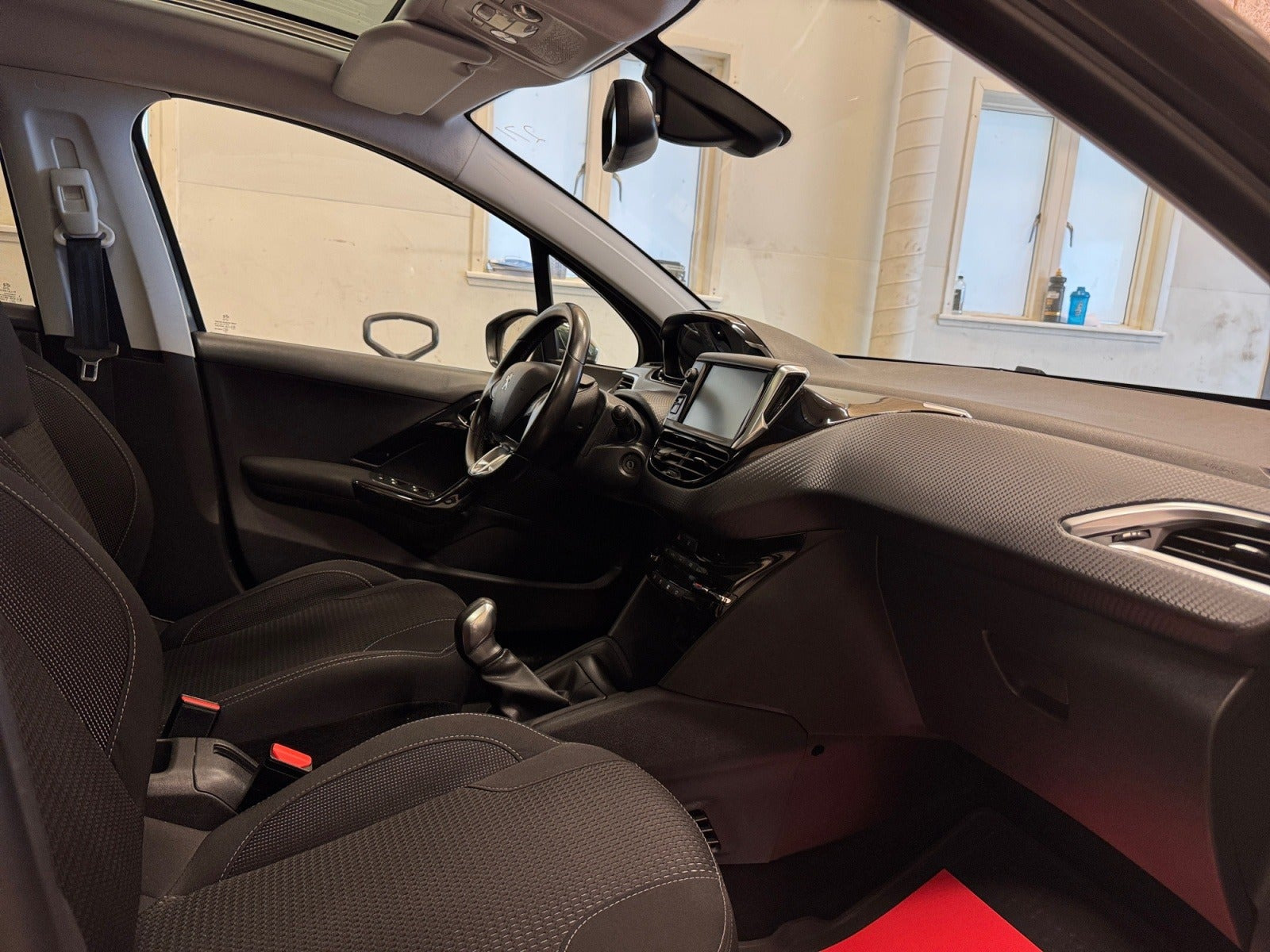 Grå Peugeot 208 fra 2019