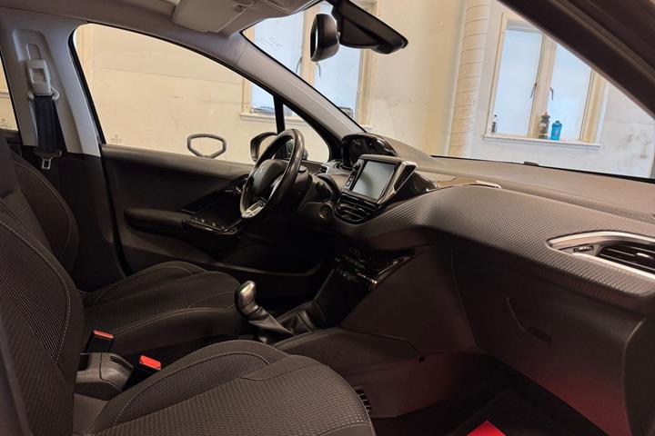 Grå Peugeot 208 fra 2019
