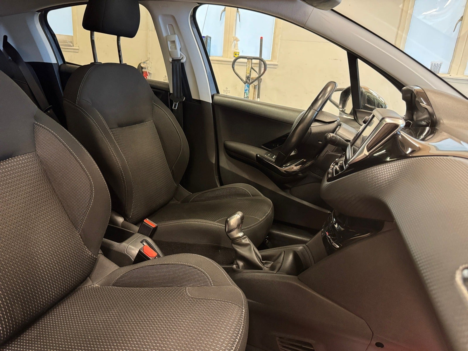 Grå Peugeot 208 fra 2019