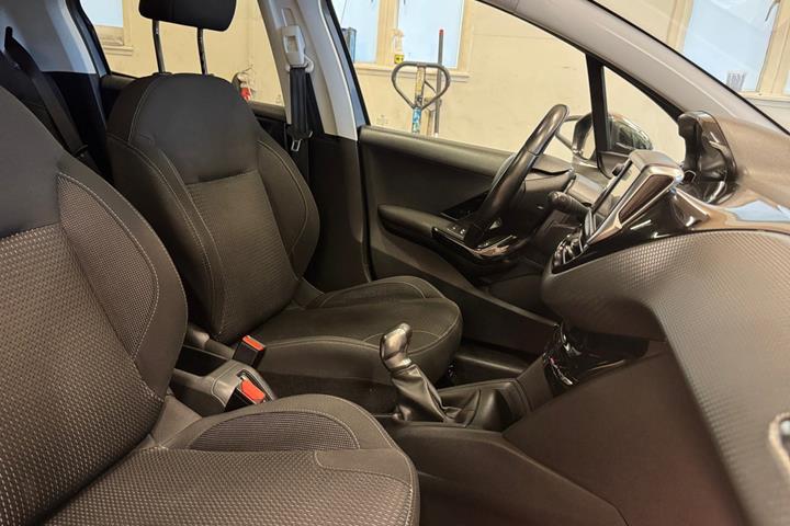 Grå Peugeot 208 fra 2019