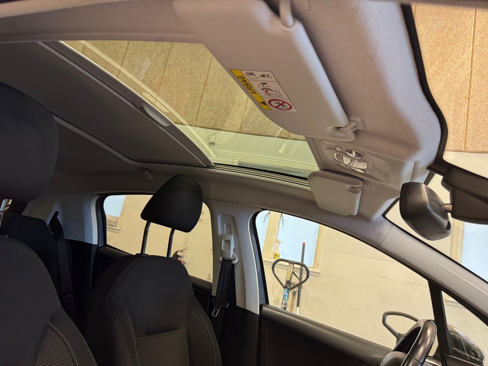Grå Peugeot 208 fra 2019
