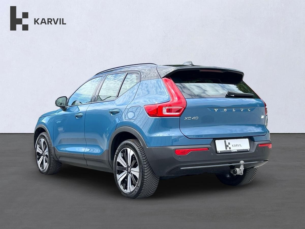 Blå Volvo XC40 fra 2023