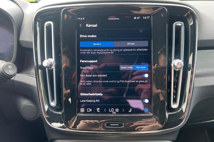 Blå Volvo XC40 fra 2023
