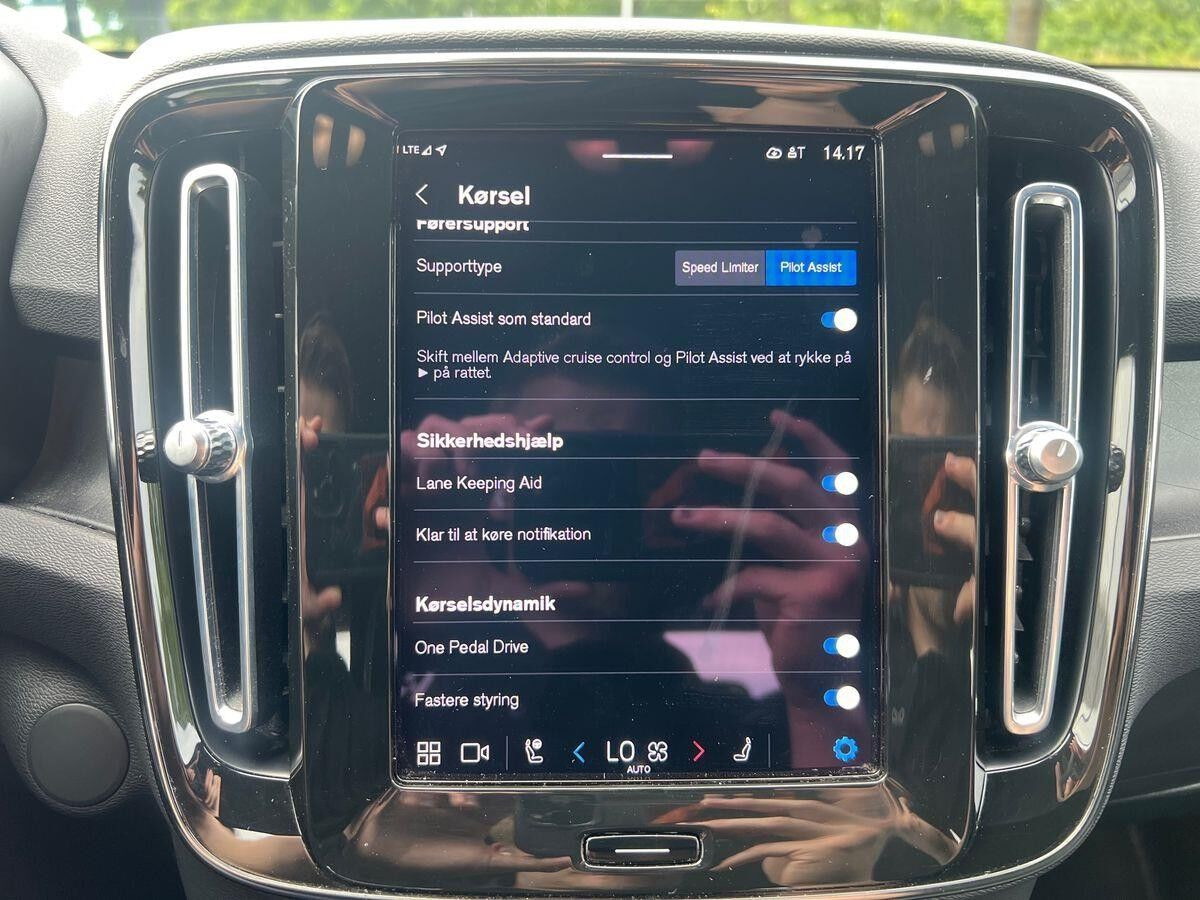 Blå Volvo XC40 fra 2023