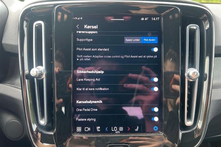 Blå Volvo XC40 fra 2023