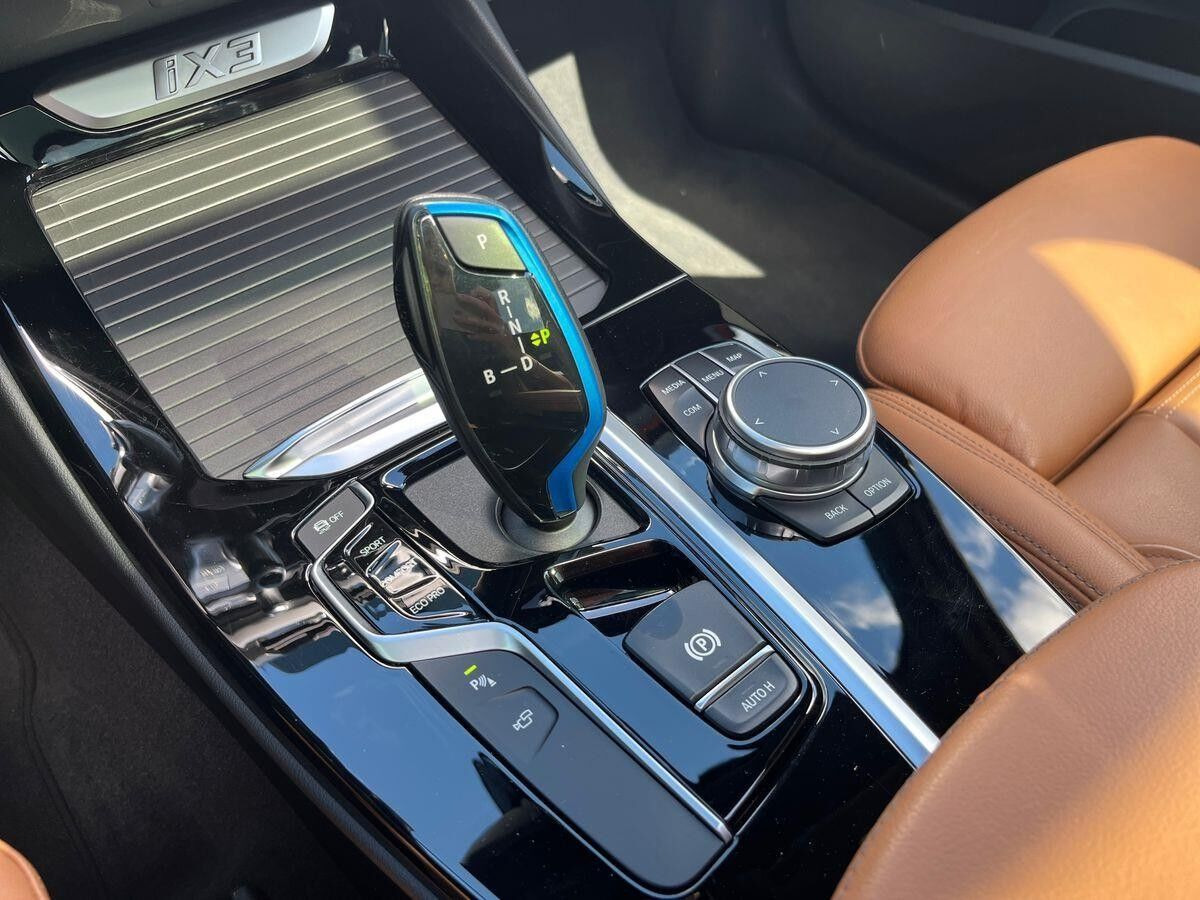 Hvid BMW iX3 fra 2021