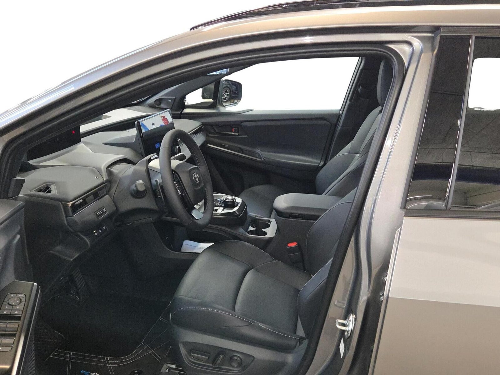 Grå Toyota BZ4X fra 2026