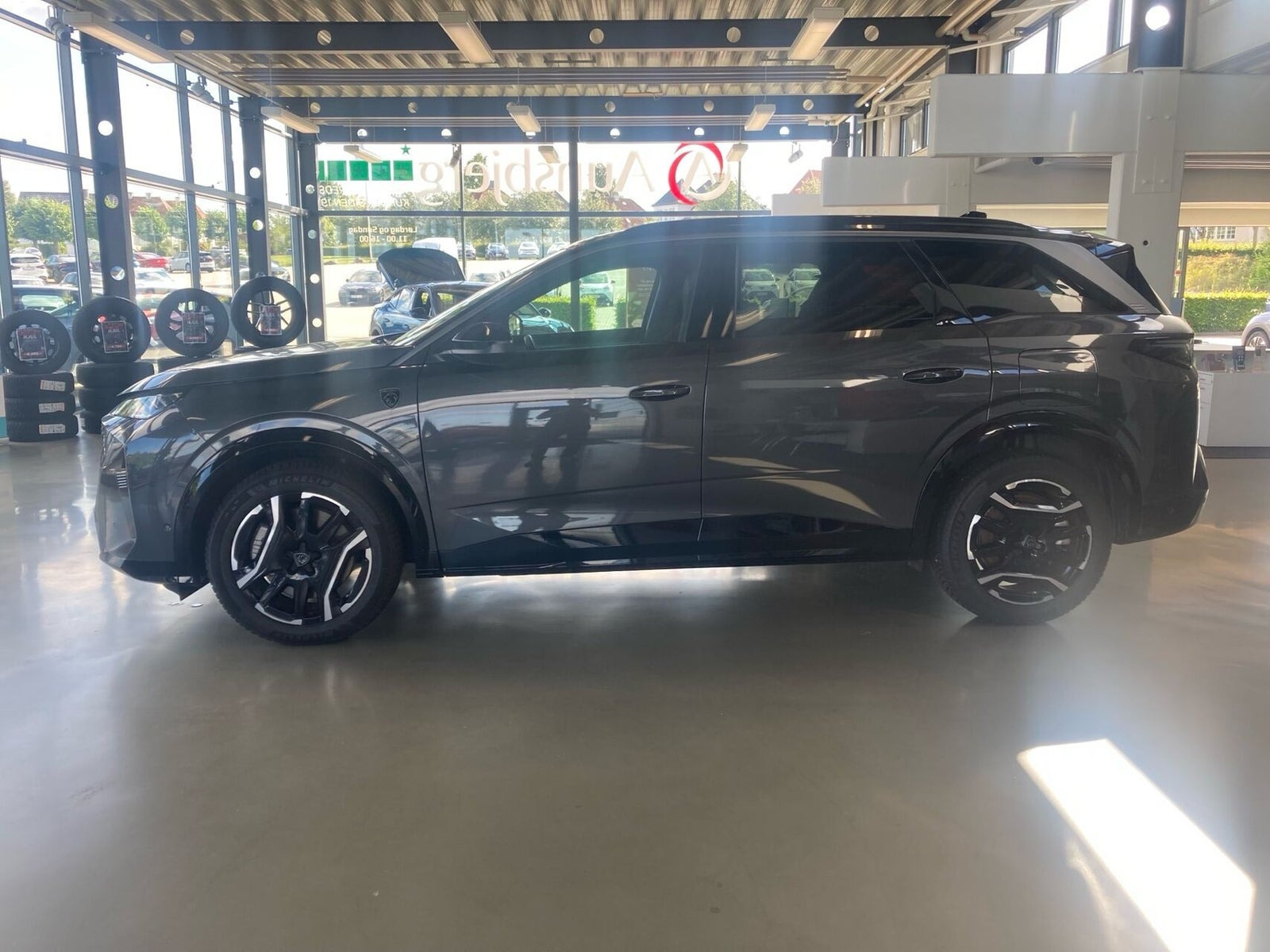 Grå Peugeot e-5008 fra 2025