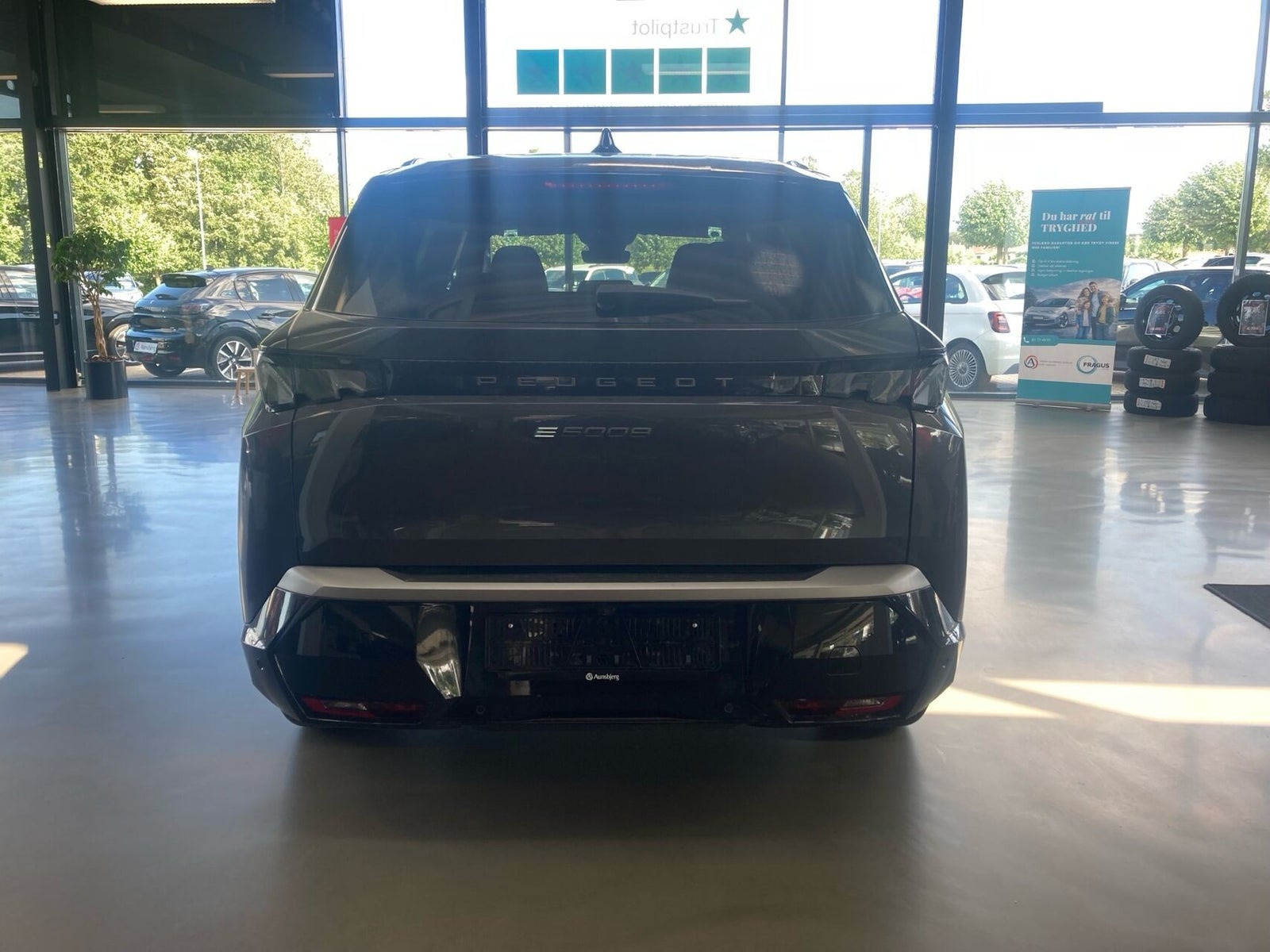 Grå Peugeot e-5008 fra 2025
