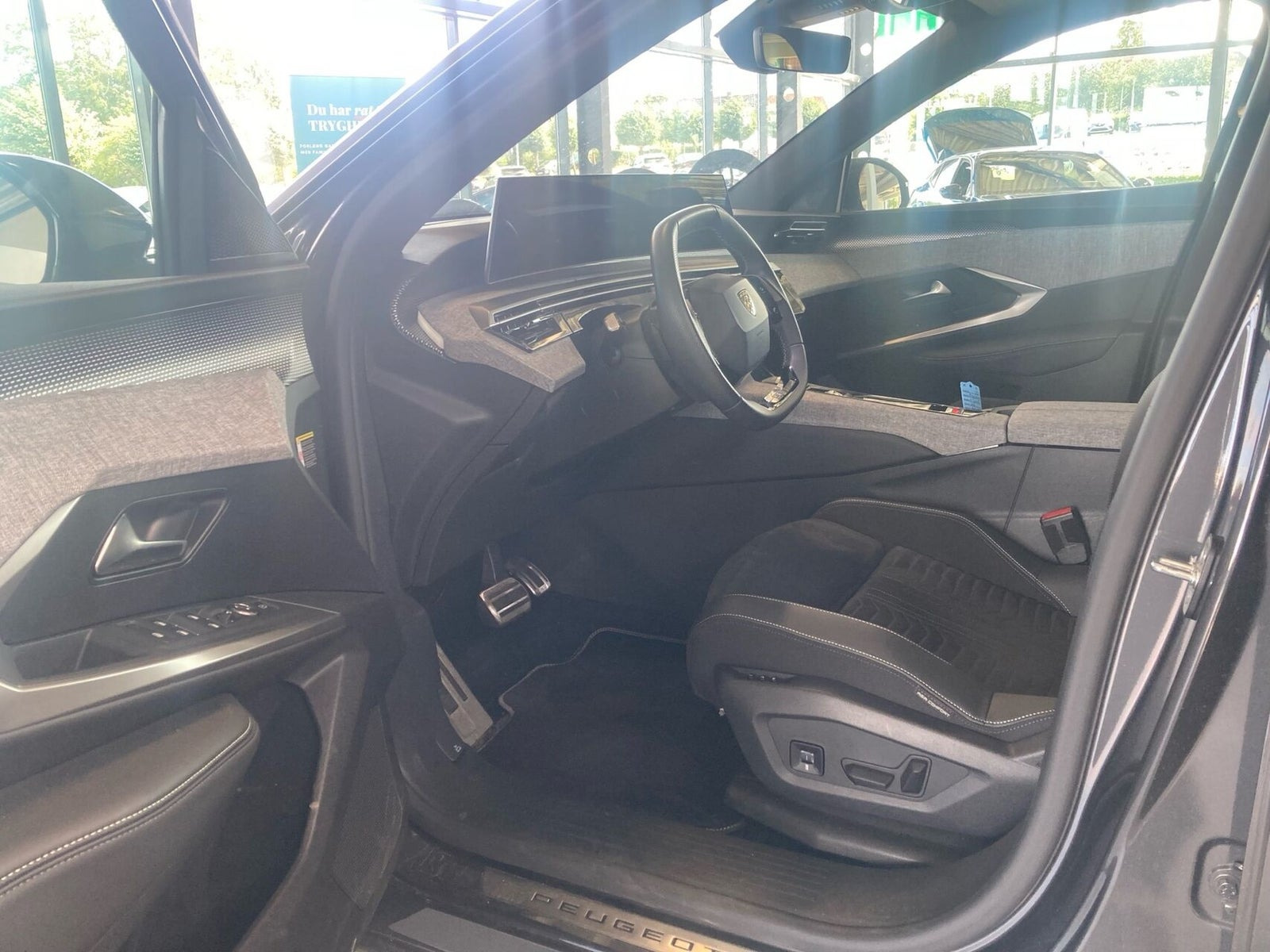 Grå Peugeot e-5008 fra 2025