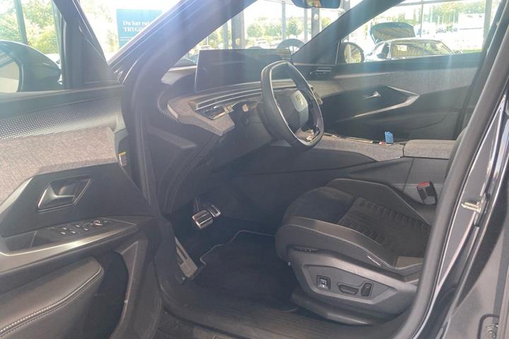 Grå Peugeot e-5008 fra 2025