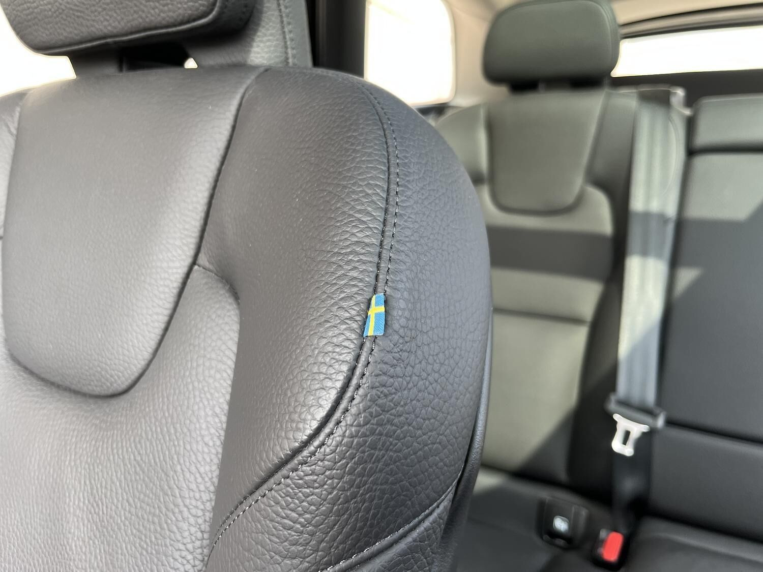 Grå Volvo XC60 fra 2023