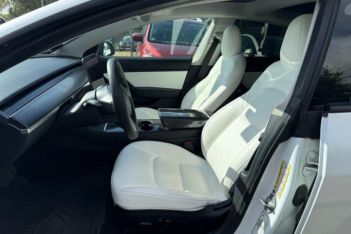 Hvid Tesla Model 3 fra 2021