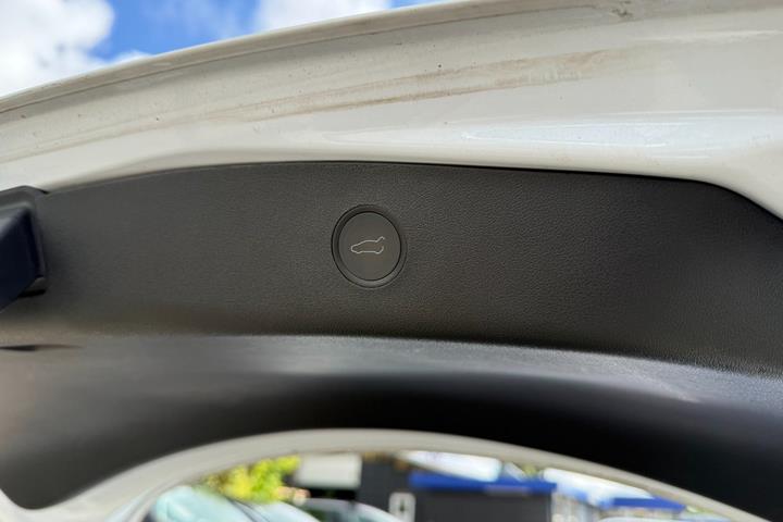 Hvid Tesla Model 3 fra 2021