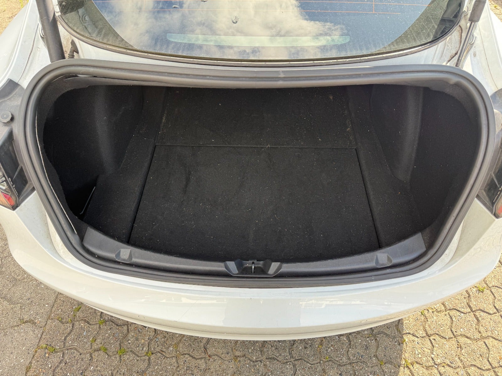 Hvid Tesla Model 3 fra 2021