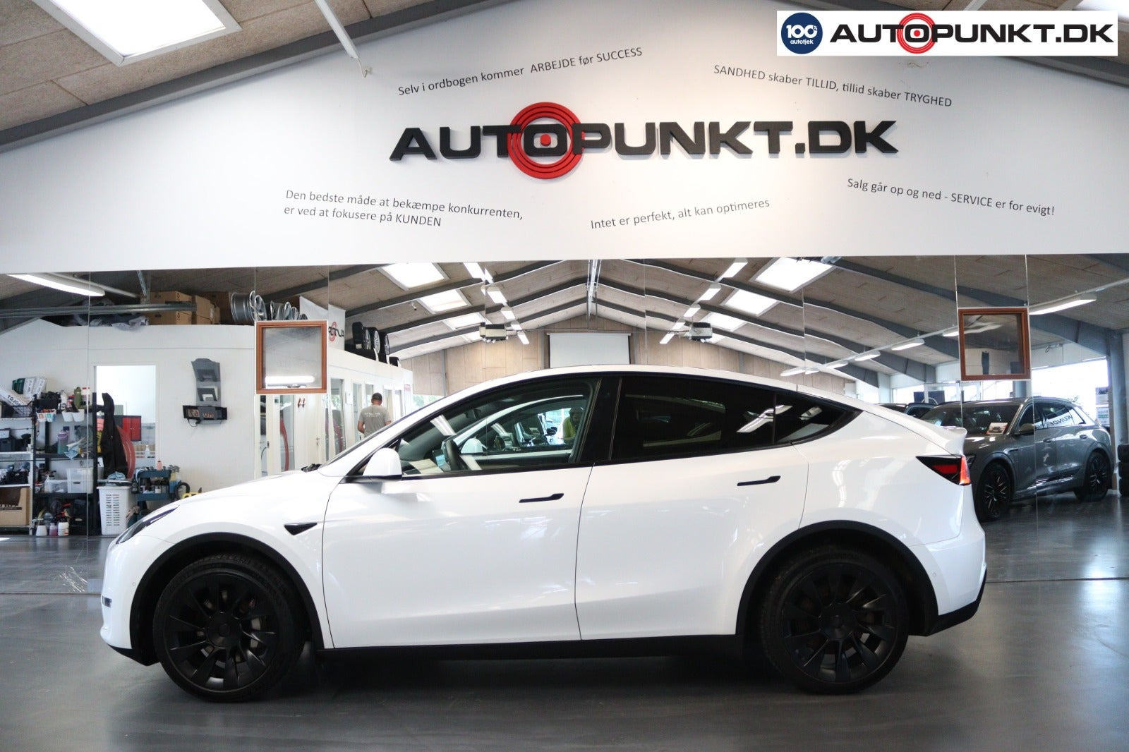 Hvid Tesla Model Y fra 2022