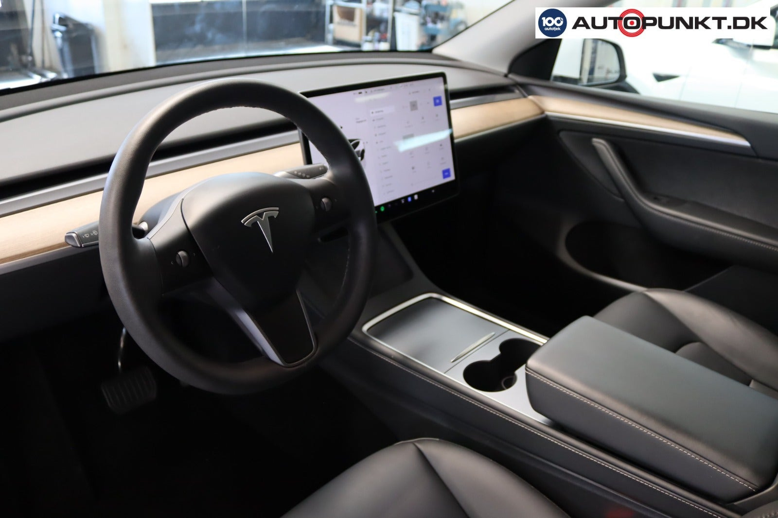 Hvid Tesla Model Y fra 2022