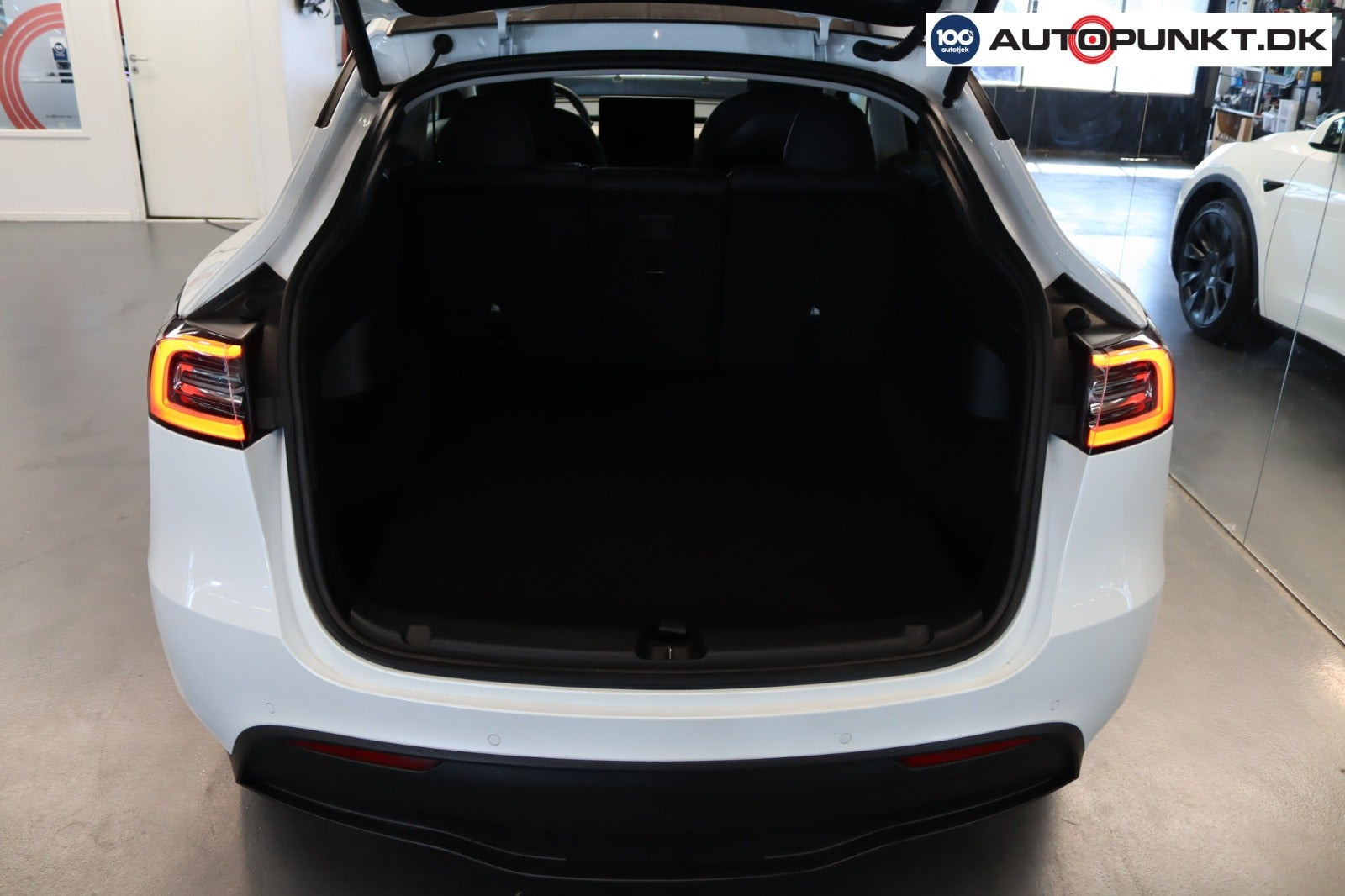 Hvid Tesla Model Y fra 2022