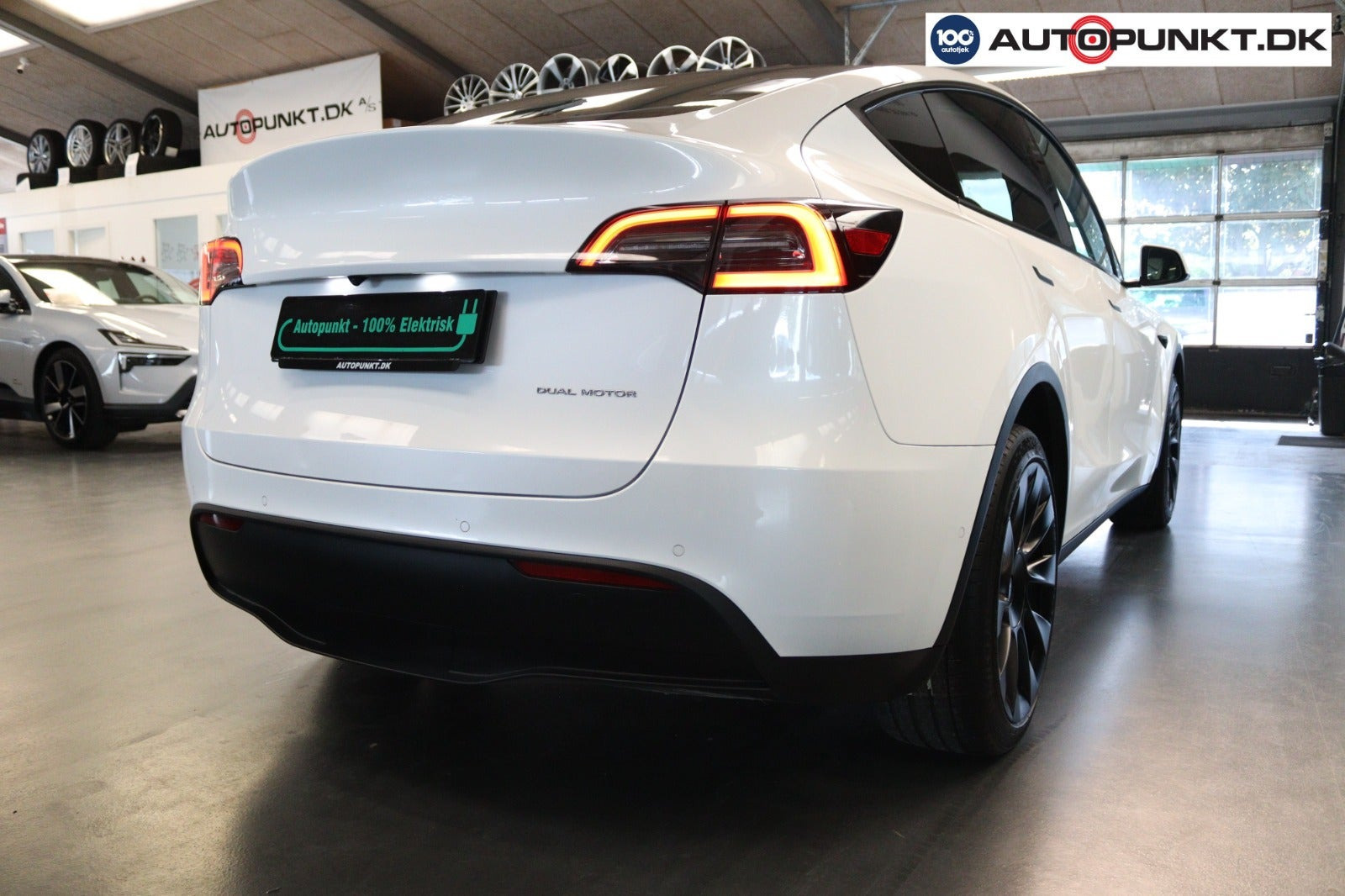 Hvid Tesla Model Y fra 2022